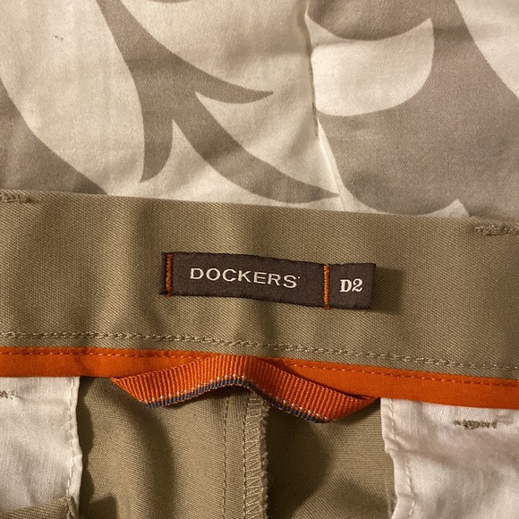 Men’s flat front Dockers 34x32. - Picture 2 of 3